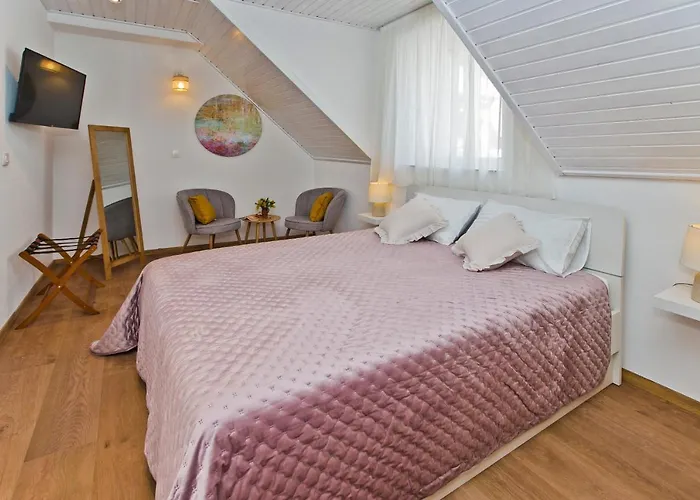 *Beautiful, Centrally Located Studio Apartment*