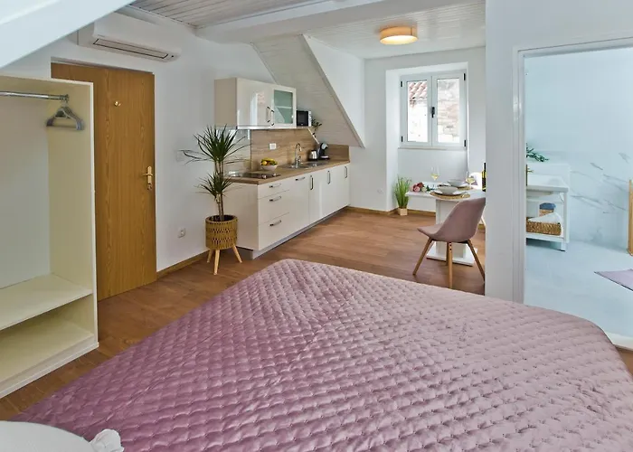*Beautiful, Centrally Located Studio Apartment*