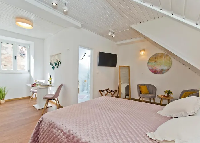 *Beautiful, Centrally Located Studio Apartment*
