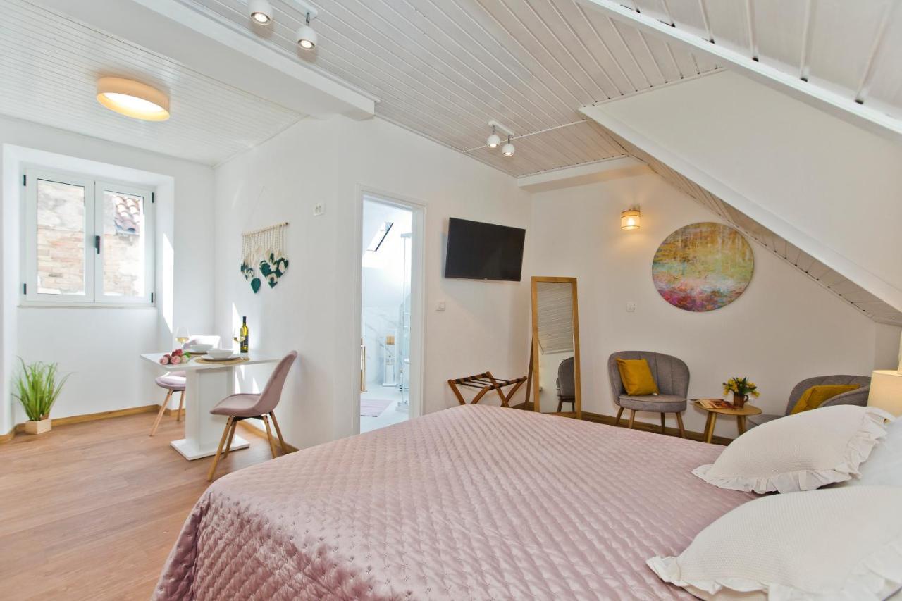 *beautiful, Centrally Located Apartment* *